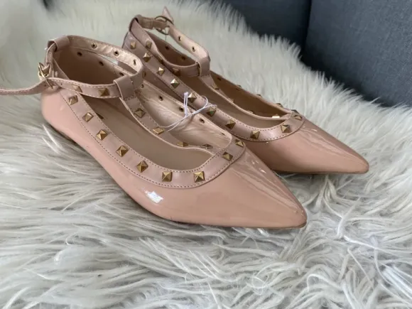 Lack Ballerina mit Nieten und Riemchen in nude NEU mit Etikett