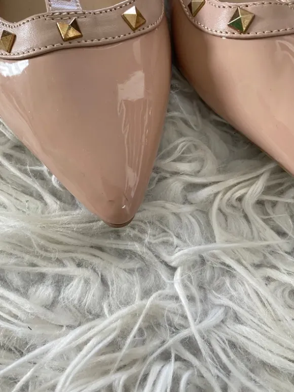 Lack Ballerina mit Nieten und Riemchen in nude NEU mit Etikett
