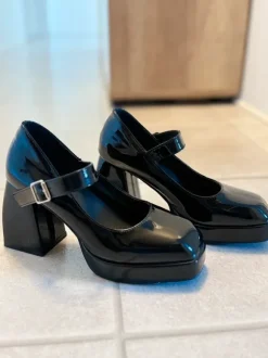 Lackschuhe mit Absatz