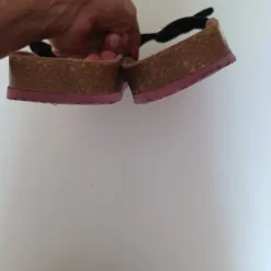 Lackschwarze Schlappen