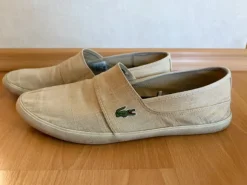 Lacoste Schuhe Slipper Herren / Größe 43 / Beige