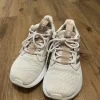 Lang getragene Sportschuhe, Gr. 39