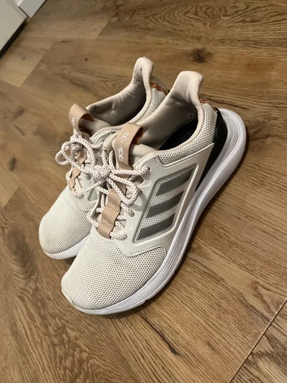 Lang getragene Sportschuhe, Gr. 39