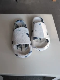 Latschen weiß blau Größe 46