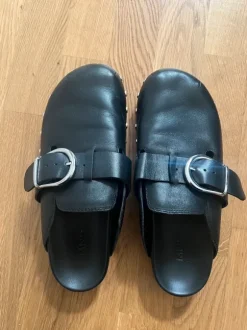Leder Clogs mit Nieten