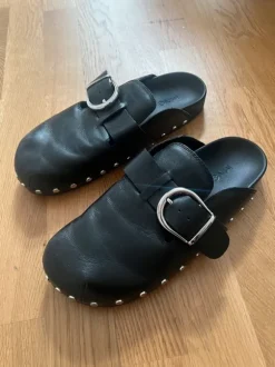 Leder Clogs mit Nieten