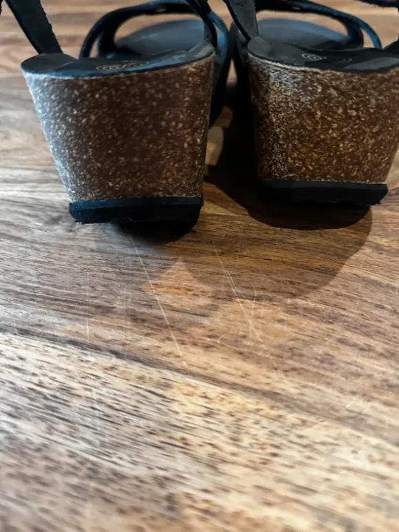 Ledersandale mit Plateau Absatz