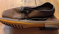 Leichte Lederschuhe.