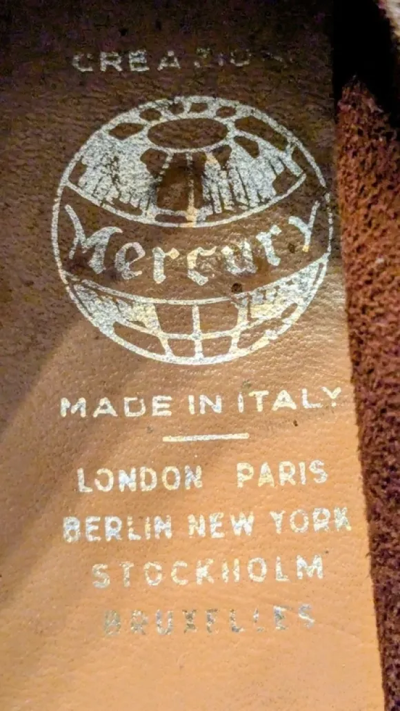 Leichte Lederschuhe.