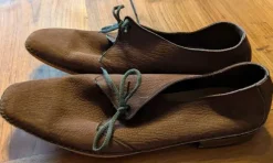 Leichte Lederschuhe.