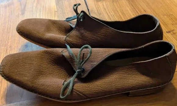 Leichte Lederschuhe.