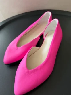 Leuchtend pinke Ballerinas