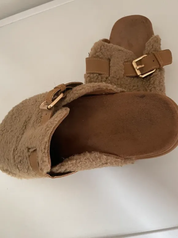 Leuke slippers met borg bont