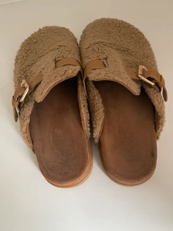 Leuke slippers met borg bont