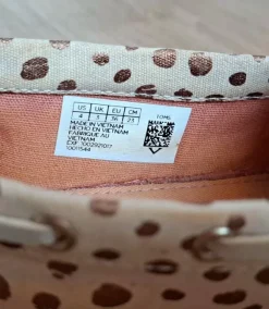 Leuke Toms crème met gouden stippen