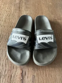 Levi’s slippers 39