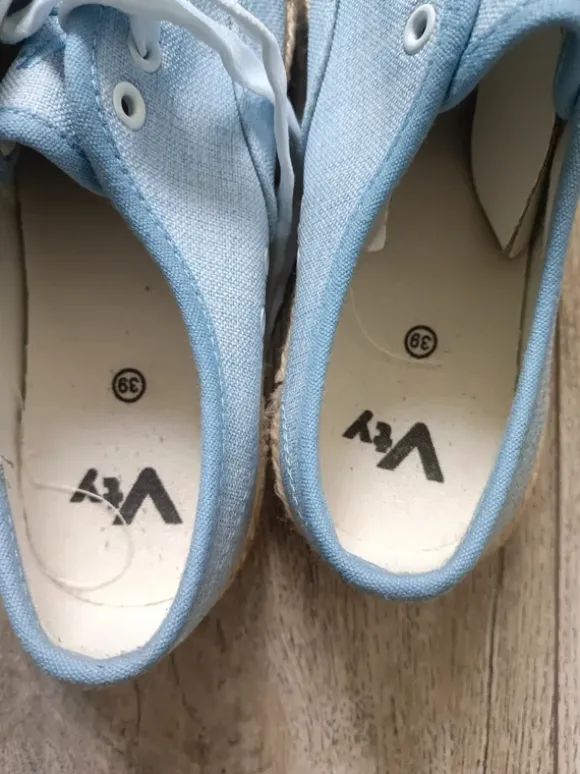Lichtblauwe sneakers