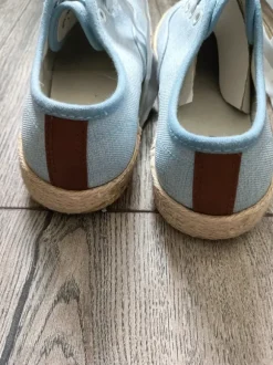 Lichtblauwe sneakers