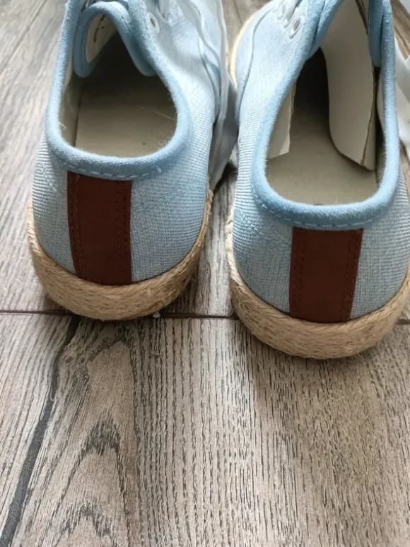 Lichtblauwe sneakers