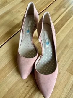 Light pink pumps