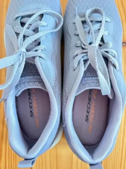 Lila Skechers