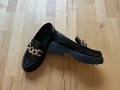 loafer mit golddetail