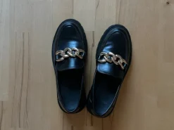 loafer mit golddetail