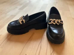 loafer mit golddetail