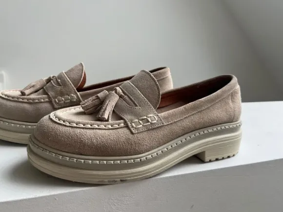 Loafers van Inuovo.