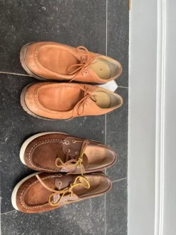 Lot de 2 paires de chaussures en cuir.