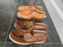 Lot de 2 paires de chaussures en cuir.