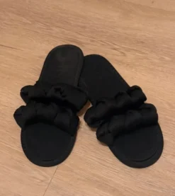 Mango Sandalen/Schlappen „Seide“ Gr. 39 | schwarz