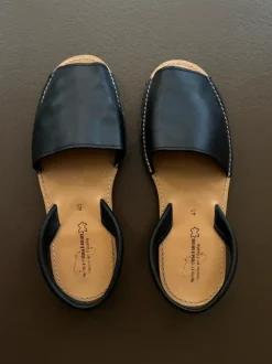 Menorquina Huran black sandals