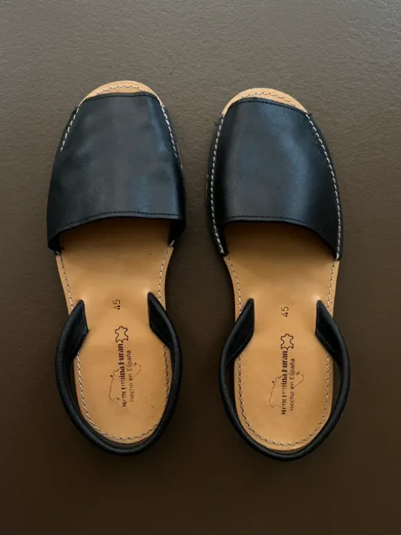 Menorquina Huran black sandals