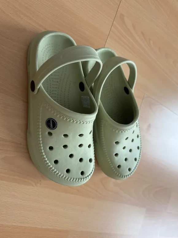 Mintfarbene Huasschuhe/Clogs