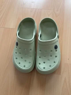Mintfarbene Huasschuhe/Clogs