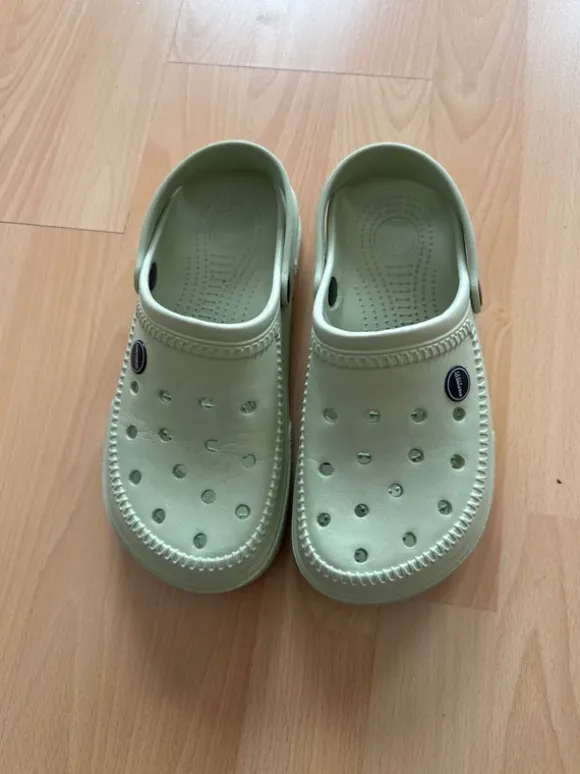 Mintfarbene Huasschuhe/Clogs