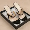 Mules à talons transparents et bijoux
