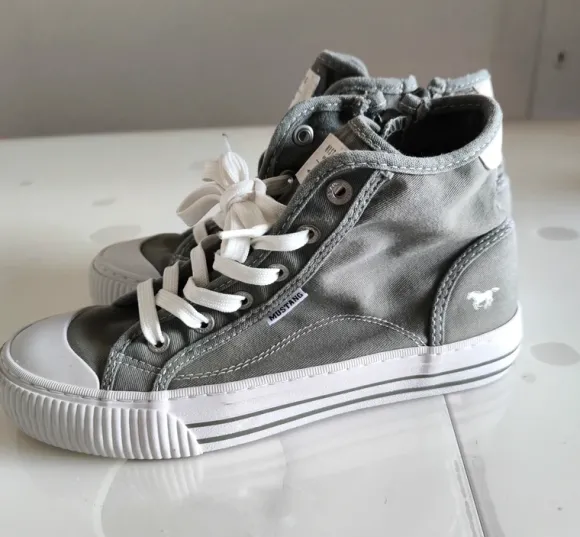 Mustang Sneakers