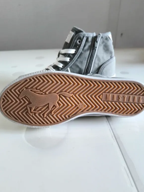 Mustang Sneakers