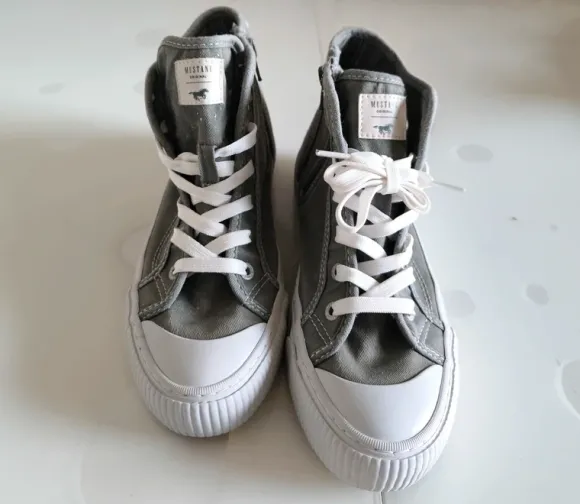 Mustang Sneakers