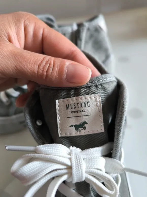 Mustang Sneakers