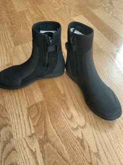 Neopren Schuhe von Decathlon/ Tribord