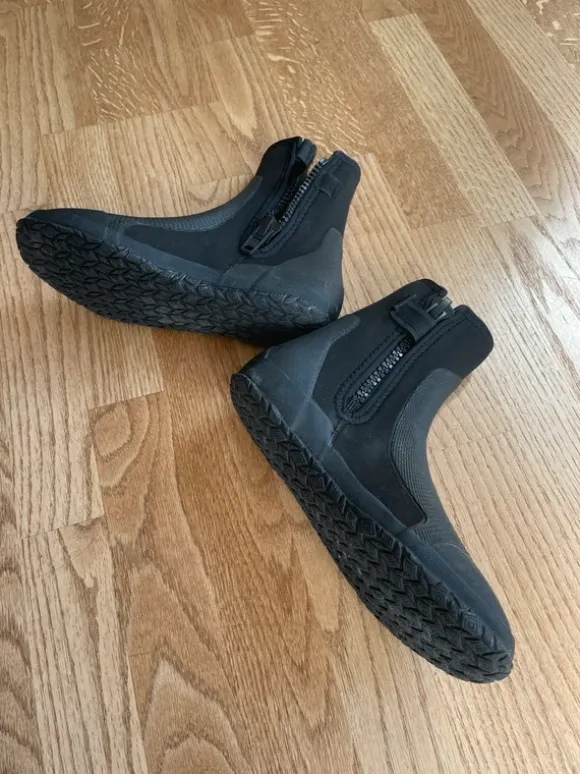 Neopren Schuhe von Decathlon/ Tribord