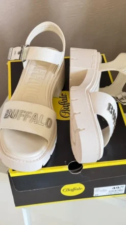 **Neu mit Karton_Buffalo Plateau Sandalen Cremeweiß Größe 40**