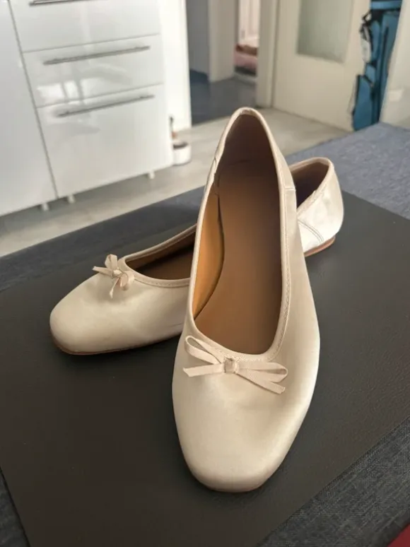 Neu traumhafte Satin Creme Ballerinas