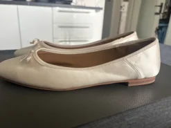 Neu traumhafte Satin Creme Ballerinas