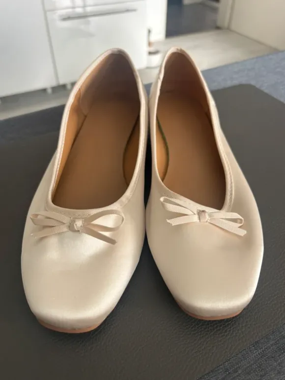 Neu traumhafte Satin Creme Ballerinas