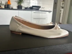 Neu traumhafte Satin Creme Ballerinas