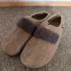 Neu, ungetragen: Hausschuhe 70% Wolle Gr. 43 unisex braun Klettverschluss